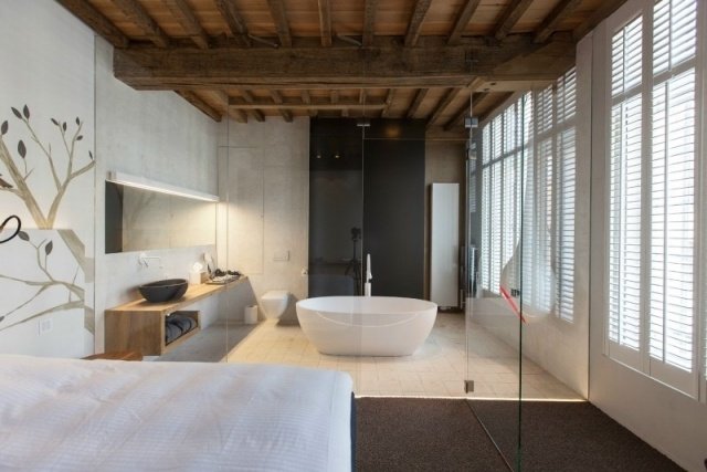 quarto banheiro de madeira teto de vidro divisória banheira