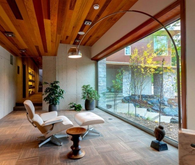 relaxar poltrona banquinho janela panorâmica painéis de teto de madeira luzes embutidas luminária de chão