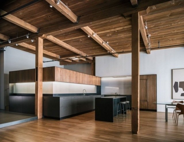 cozinha moderna com teto de madeira preta fosca