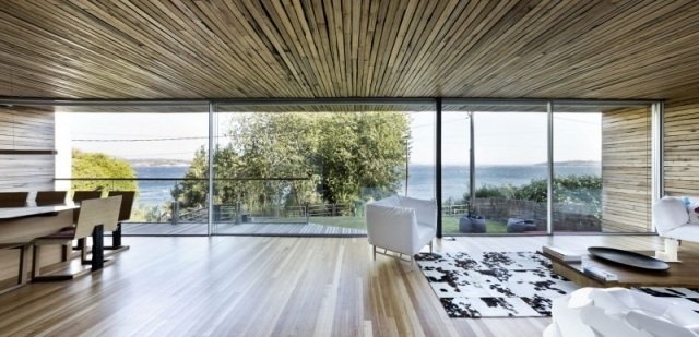 casa moderna com janelas do chão ao teto de madeira, teto, vista panorâmica