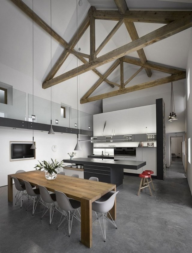 cozinha moderna com teto alto e vigas expostas piso de concreto