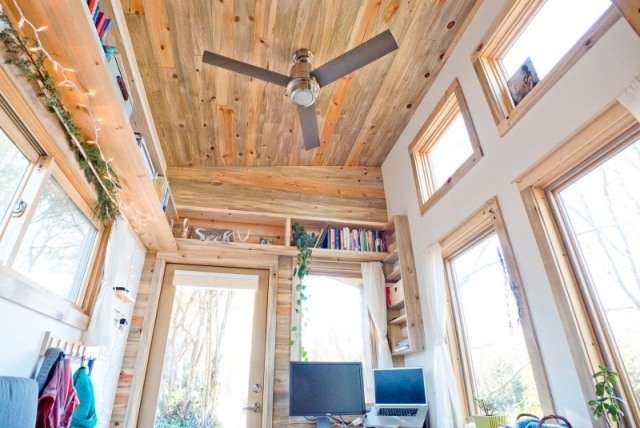 escritório em casa prateleiras de parede de teto de madeira ventilador sala pequena