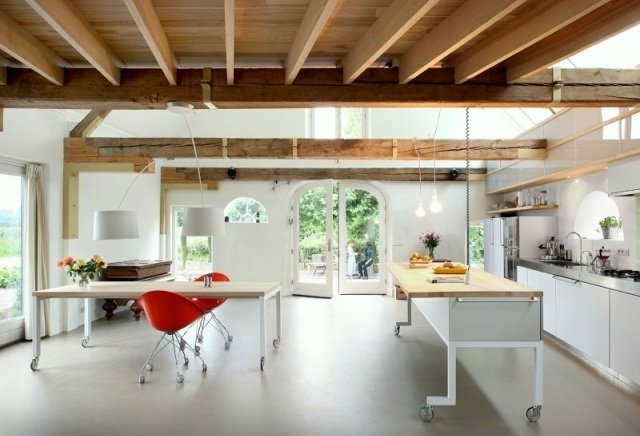 casa remodelada cozinha sala de jantar vigas de madeira paredes brancas