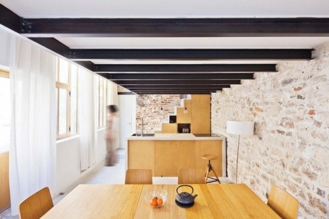 conversão de casa parede de pedra gesso móveis de madeira cozinha mesa de jantar