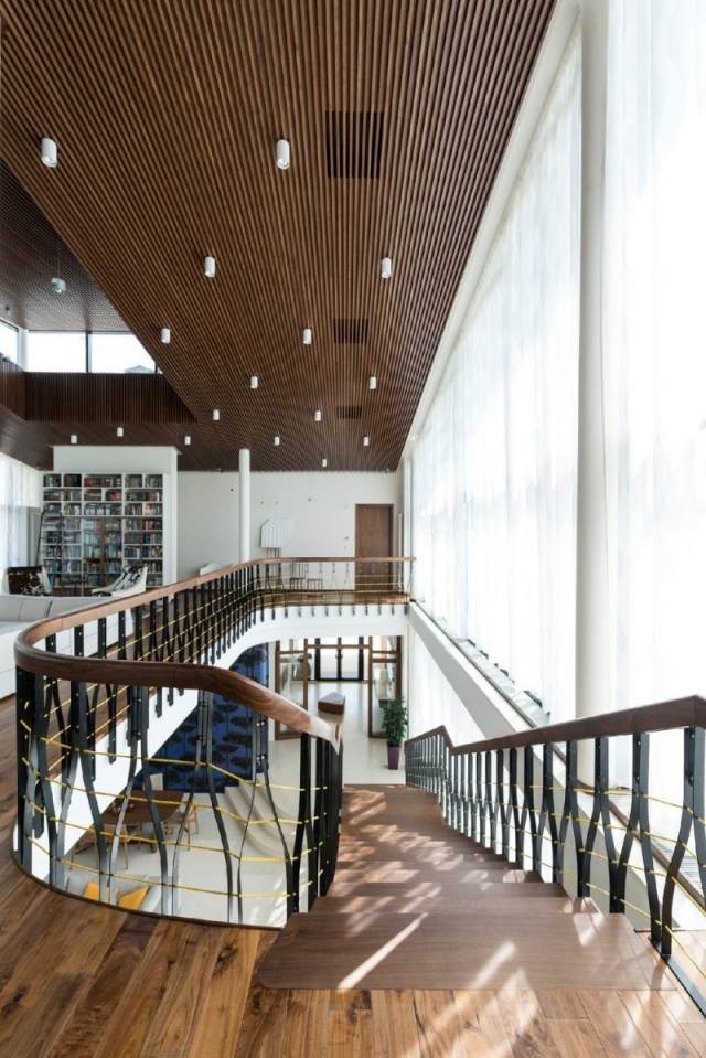 painéis de teto luzes de madeira escada corrimão de metal