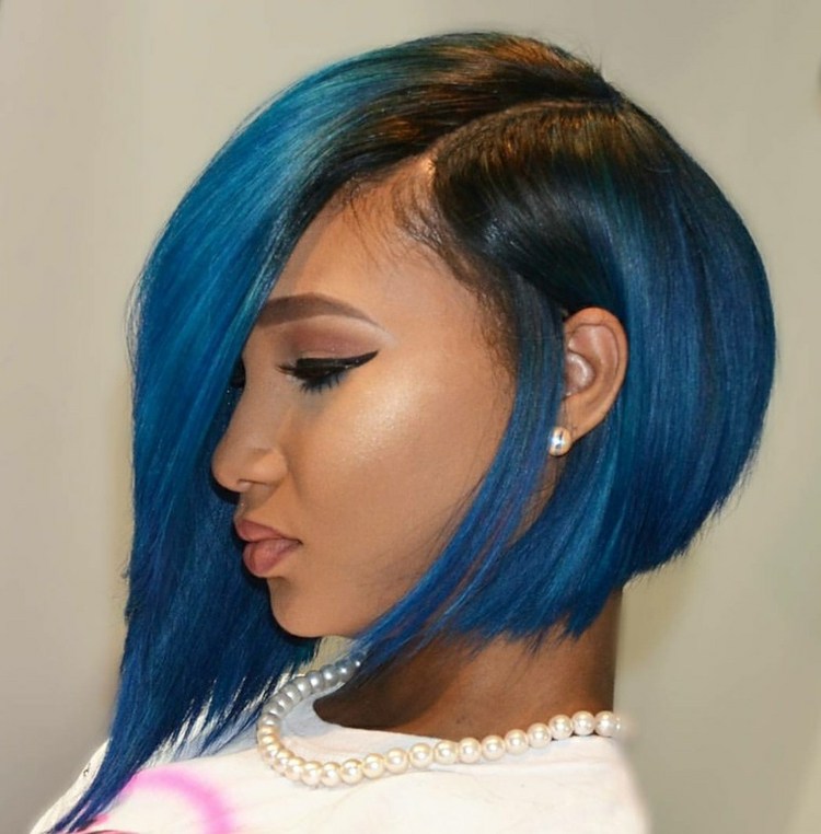 cabelo tingido de azul penteado longo bob a linha