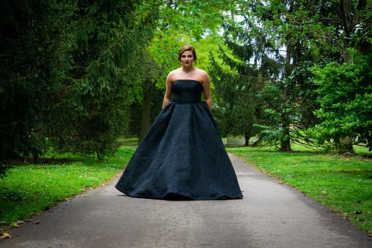 Mulher rechonchuda em um vestido de noite deslumbrante com linha A sem alças