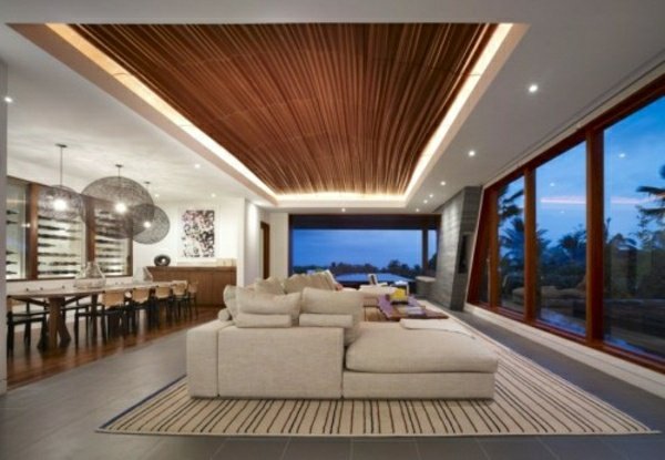 Sala de estar com teto suspenso de bambu de luxo