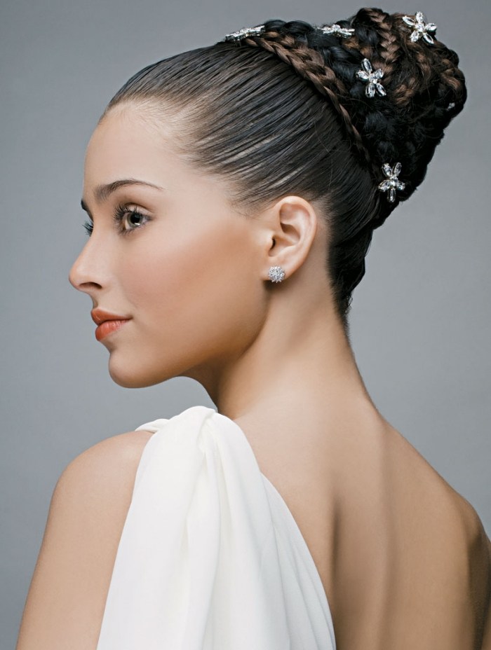 Penteado de baile de formatura ideias-joias com forro de rabo de cavalo