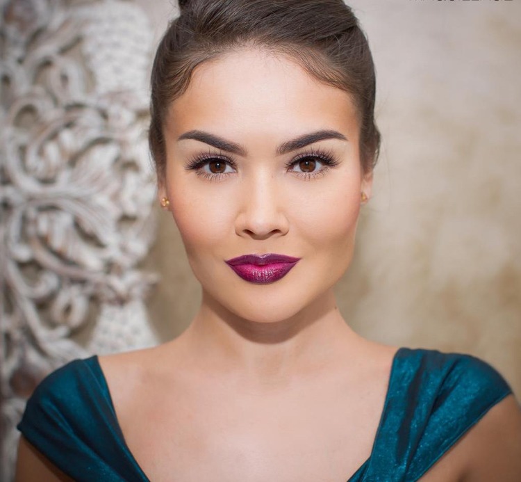 Prom-make-up-green-blue-dress-purple-batom