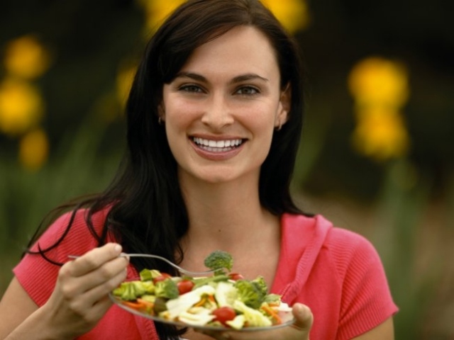 mulher, cabelo escuro, linda, salada, refeição balanceada