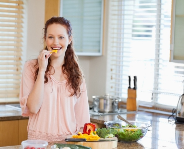 mulher comer salada fresca preparar faca saudável