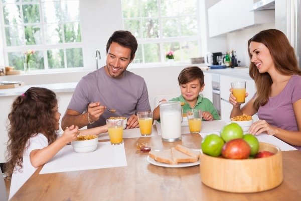 família prepara café da manhã junto com as crianças