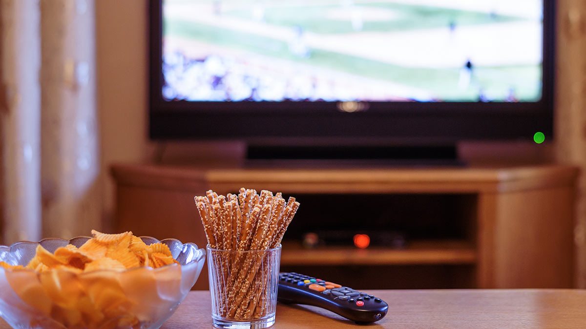 Comer não saudável na frente da TV Dicas para perder peso Erros na perda de peso Comer em excesso