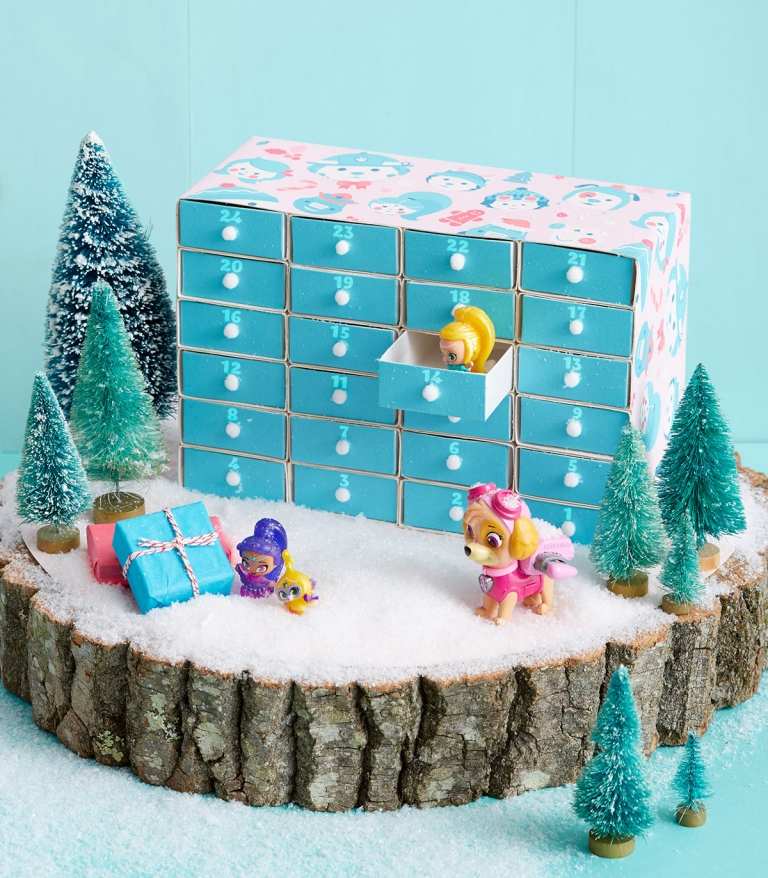Os calendários do Advento com caixas de fósforos criam ideias para decorações festivas para o Natal em caixas de fósforos de tronco de árvore em uma caixa com uma porta