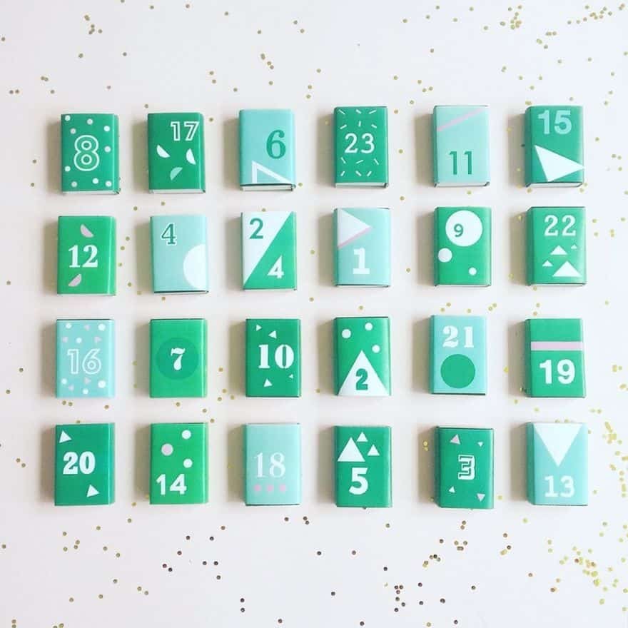 Idéia faça você mesmo com caixas de fósforos para calendário do advento com papel de embrulho colorido
