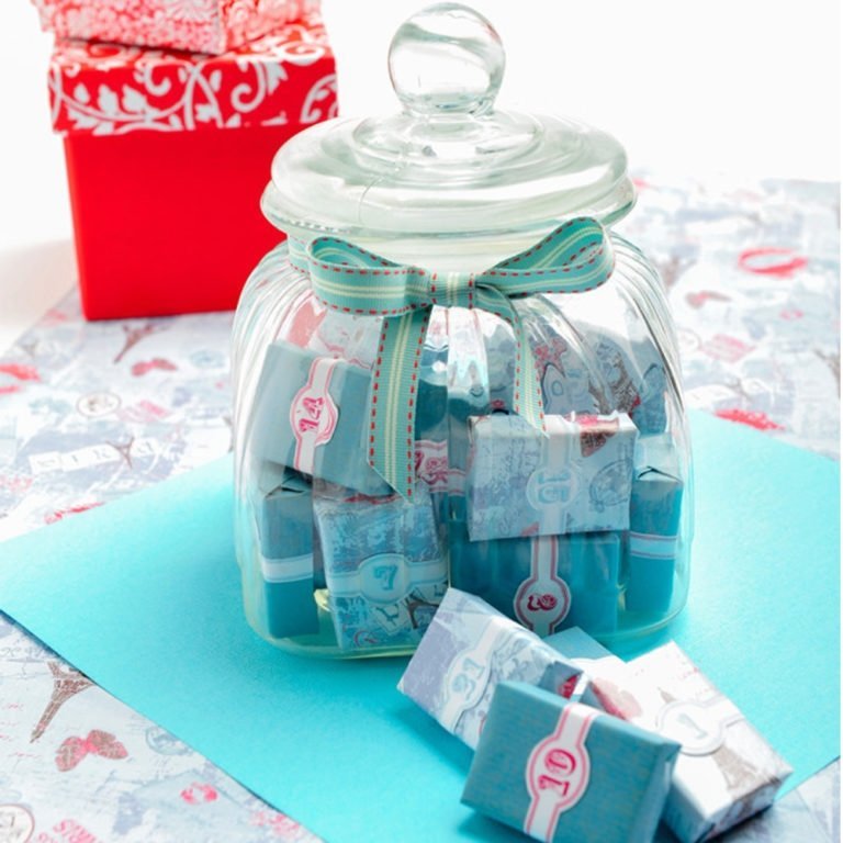 Caixas de fósforos do calendário do advento em um vidro criam ideias para decorações de Natal raspadas