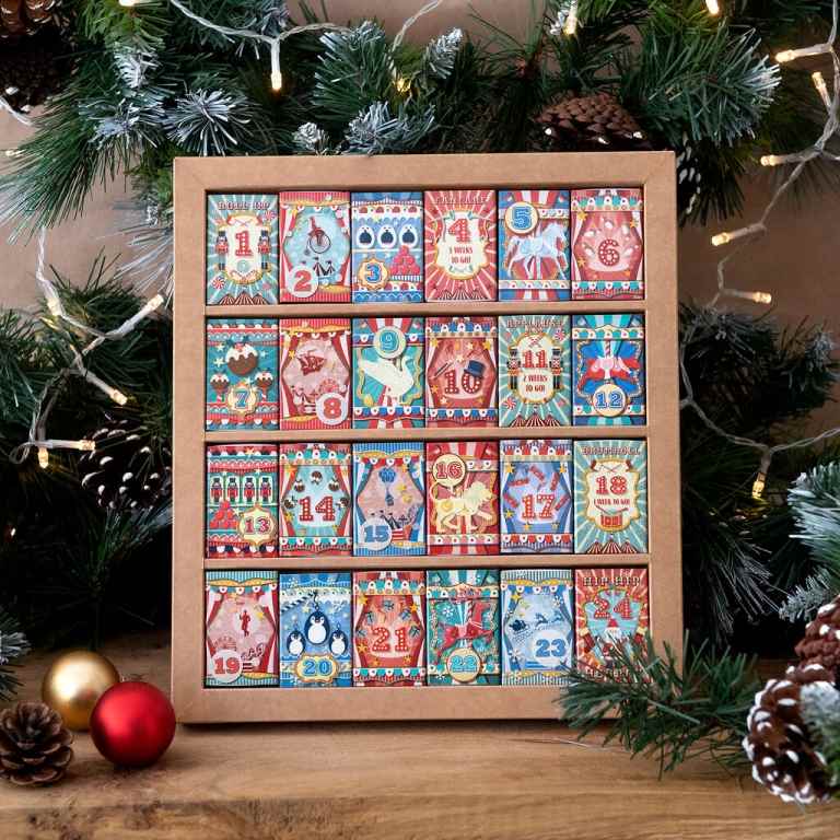 Faça você mesmo as decorações de Natal Use cartas de baralho vintage como decoração