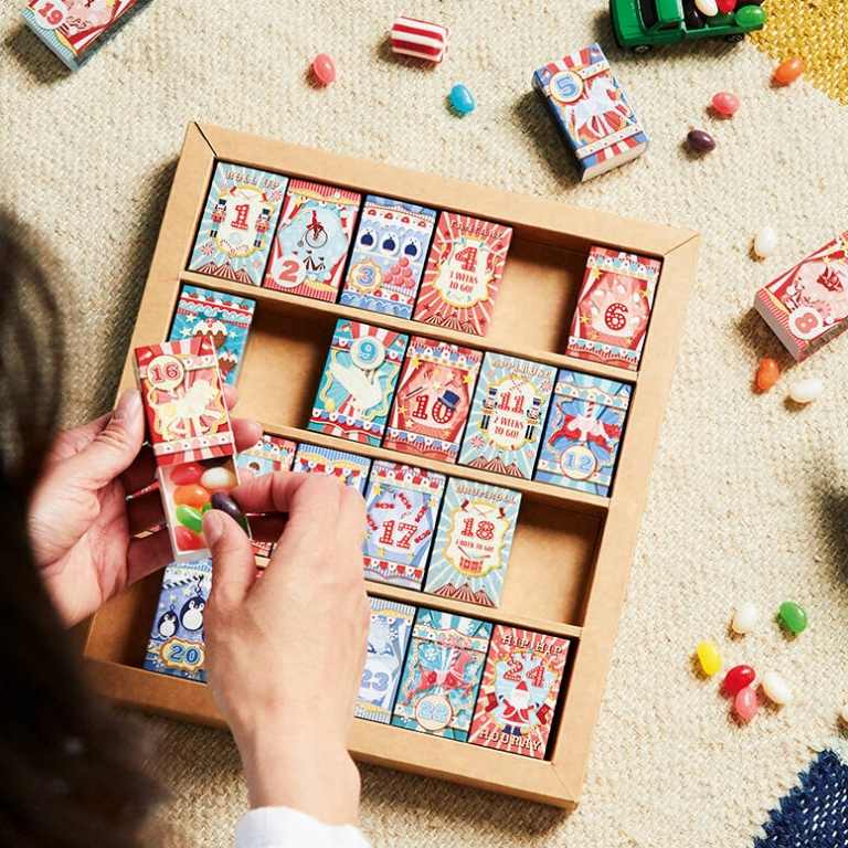 Os calendários do advento do Tinker decoram caixas de fósforos com cartas de baralho vintage