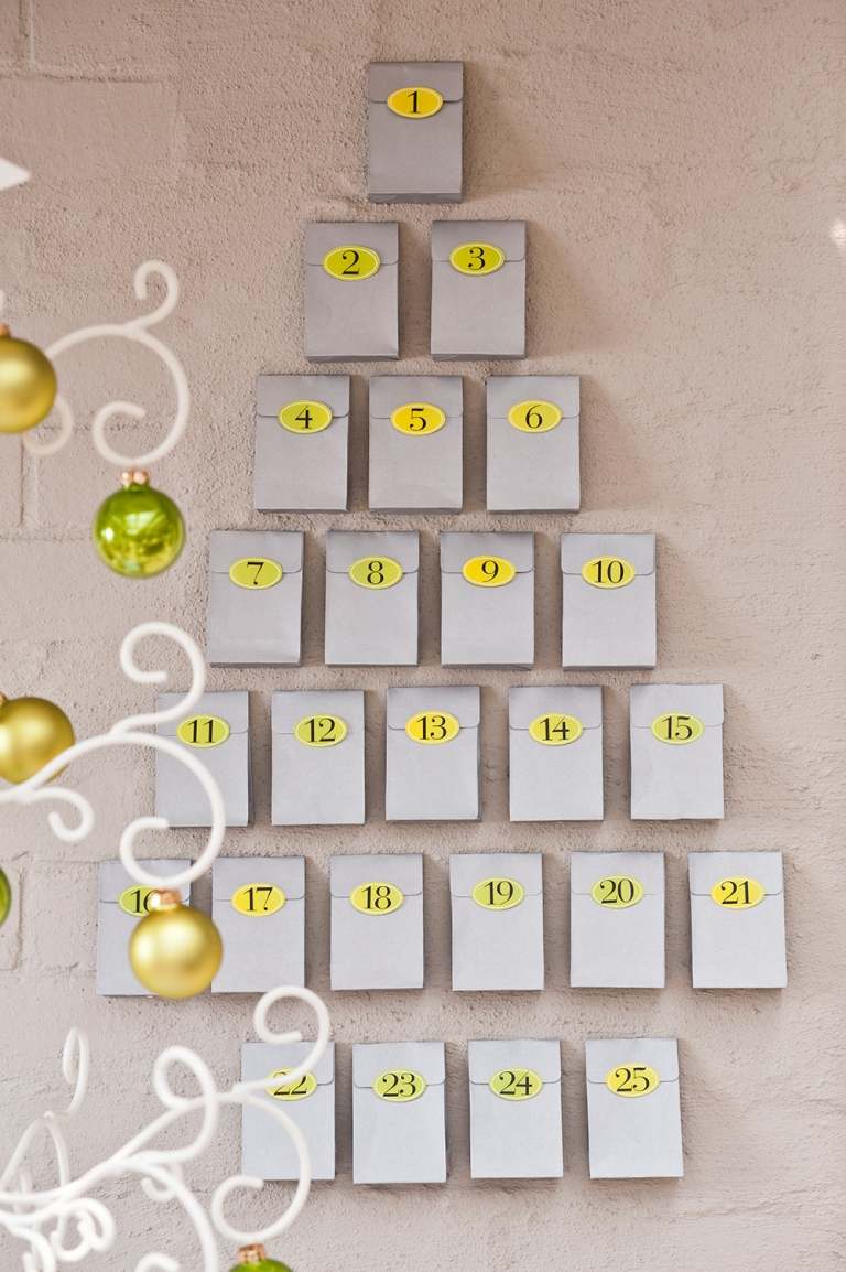 Faça uma pequena árvore de Natal com caixas de fósforos, faça etiquetas e faça suas próprias ideias para o conteúdo