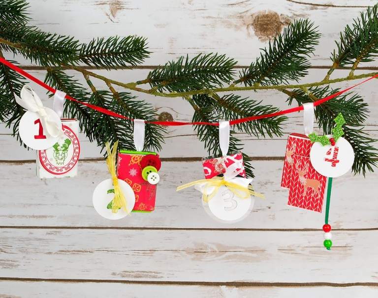 Crie ideias para decorações de árvores de Natal com caixas de fósforos e papel de embrulho