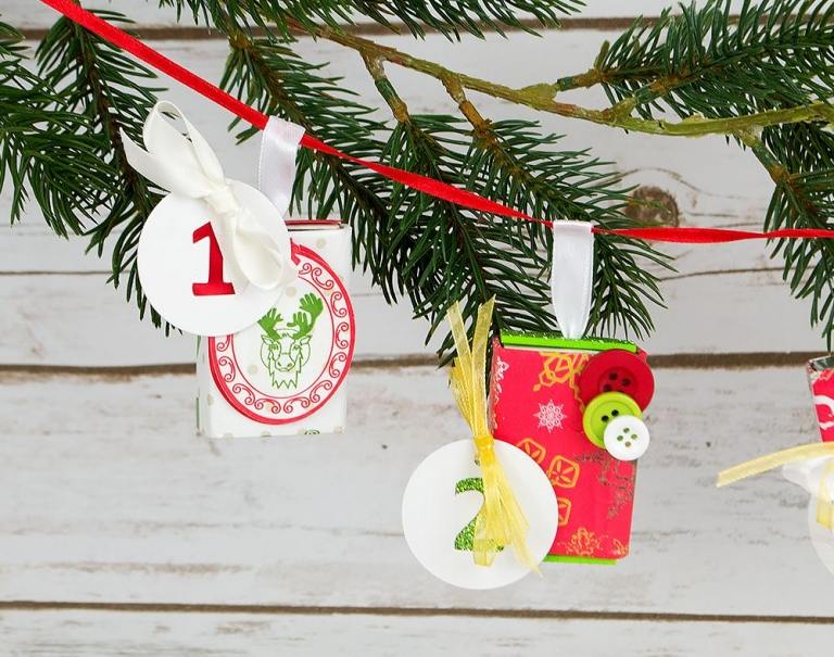 Faça seu próprio calendário do advento, faça caixas de fósforos, decore-as com botões e pendure-as em um cordão