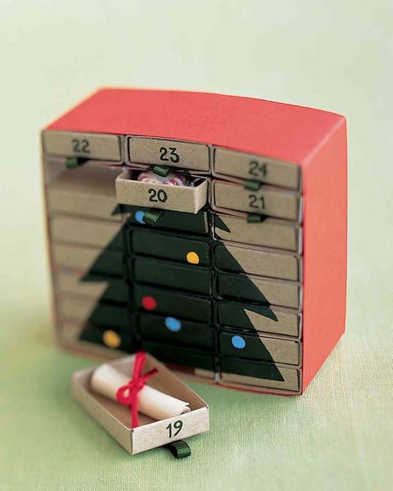 Faça seu próprio calendário do Advento com caixas de fósforos e preencha ideias DIY para decorações de Natal com caixas de fósforos em uma pequena caixa de presente