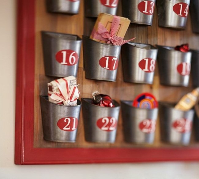 Caneca de metal com pequenos elementos de decoração de doces