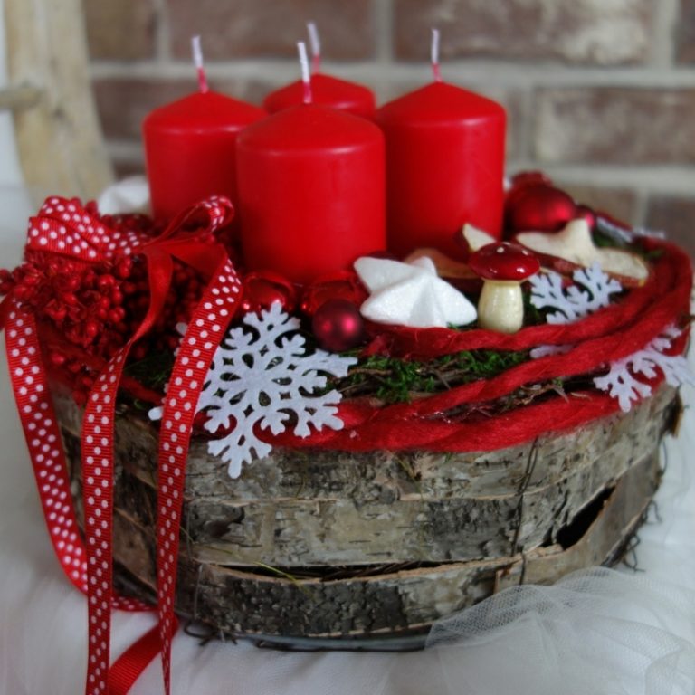 coroa do advento com velas flocos de neve vermelhos cogumelo fitas rústicas de casca de árvore