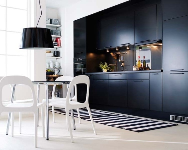 As tendências da cozinha em 2013 contrastam com a cozinha moderna em preto e branco