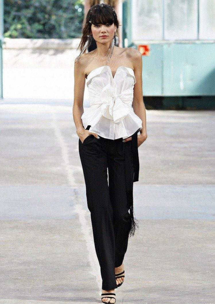 atual-moda-tendência-feminina-camisa-branca-passarela-top-sem alças