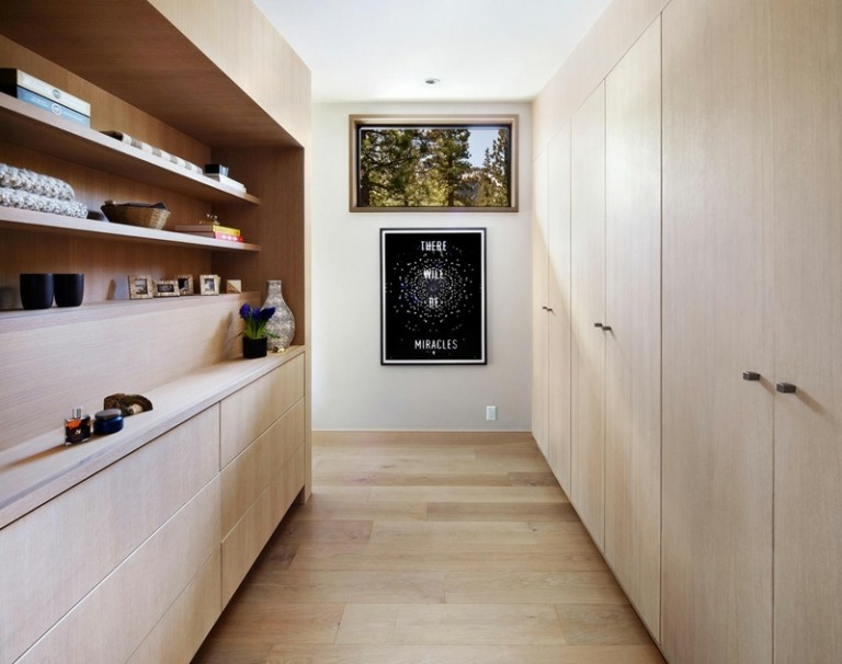 parede de destaque closet de pedra prateleira prática móveis claros