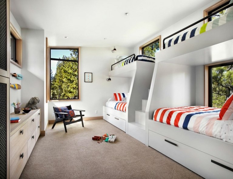 quarto infantil em pedra de sotaque com cama alta, cama alta, cadeira de carpete em estilo escandinavo