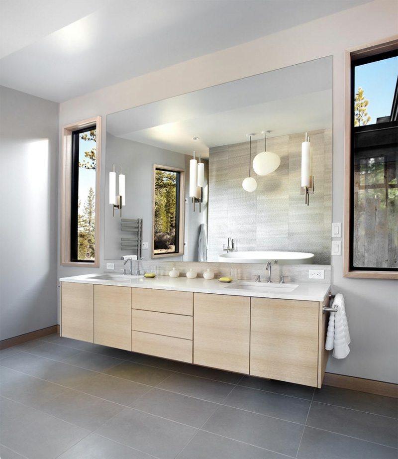 parede de pedra de acento moderno banheiro lavatório console espelho de madeira clara grande