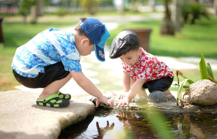 Crianças previnem alergias brincando na lagoa sem mosquitos