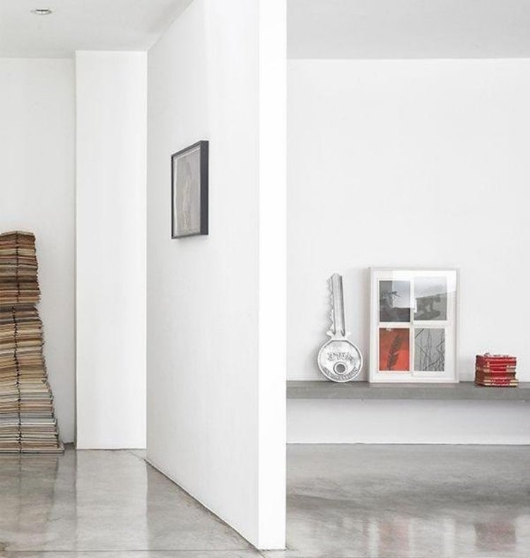 Decoração de janela antiga-minimalista-branco-piso de concreto-design-moderno-interior