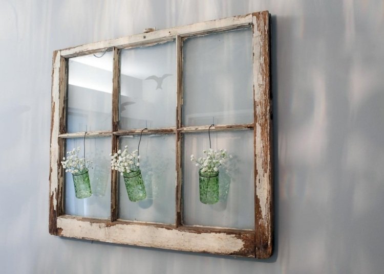 Janela antiga -decoração-vasos-vidro-flores-parede suspensa