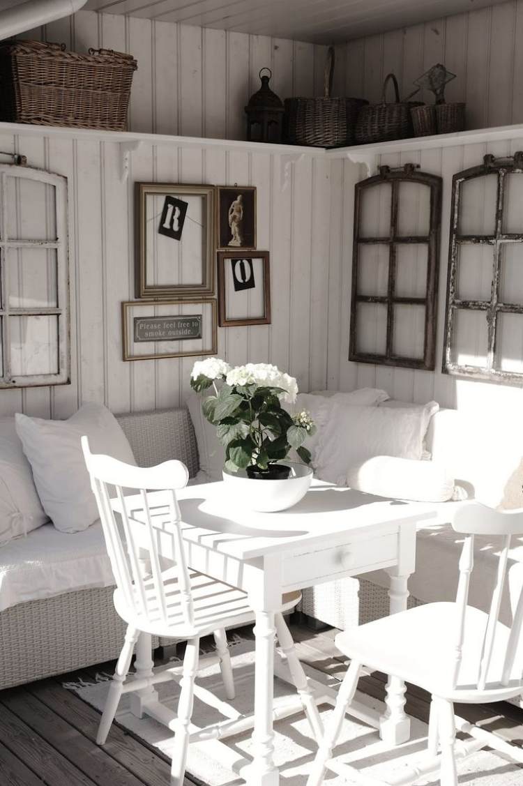 Janela antiga -decoração-vintage-branco-madeira-área de estar-almofada-decoração de parede-cadeiras-revestimento de parede