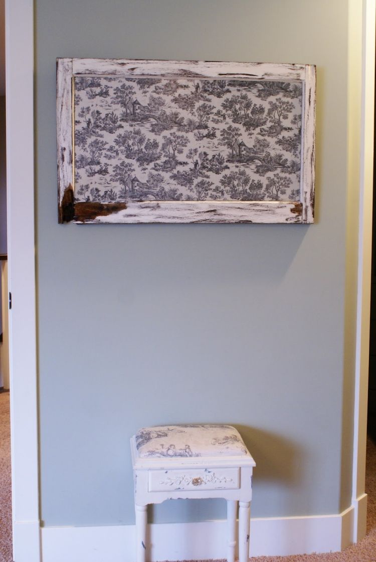 old-window-decoration-tecido-cobrindo-corredor-banquinho-branco-parede-cor-cinza-claro-azul-claro