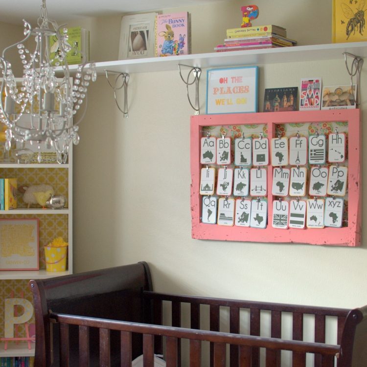 old-window-decoration-baby-room-berço-parede-decoração-cartas-cartões-pendurados