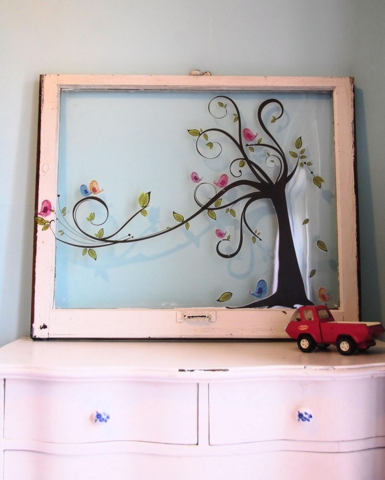 decoração-janela-velha-quarto-infantil-adesivo-quadro-cômoda-brinquedos-brancos