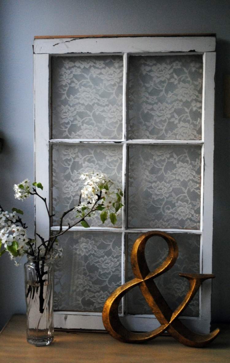 old-window-decoration-renda-vaso-flores-mesa-parede-pintura-cinza claro