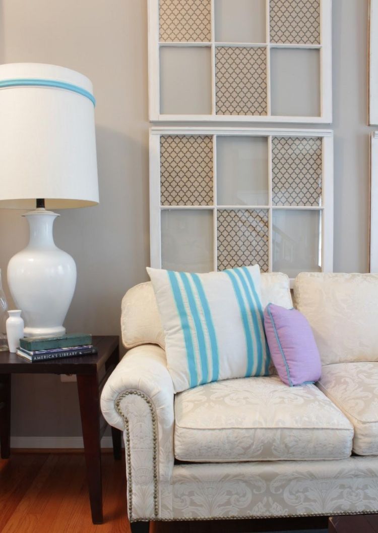 old-window-decoration-living-room-sofa-window-vidraças-decorate-pattern-travesseiro-mesa-abajur-branco