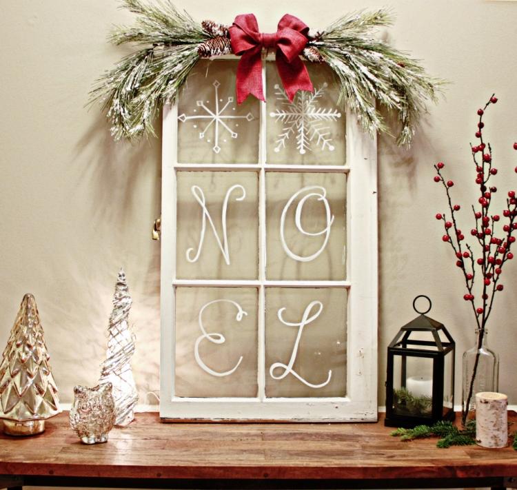 decoração-janela-velha-figuras-natal-figuras-prata-vela-lanterna-fita-monograma-flocos de neve
