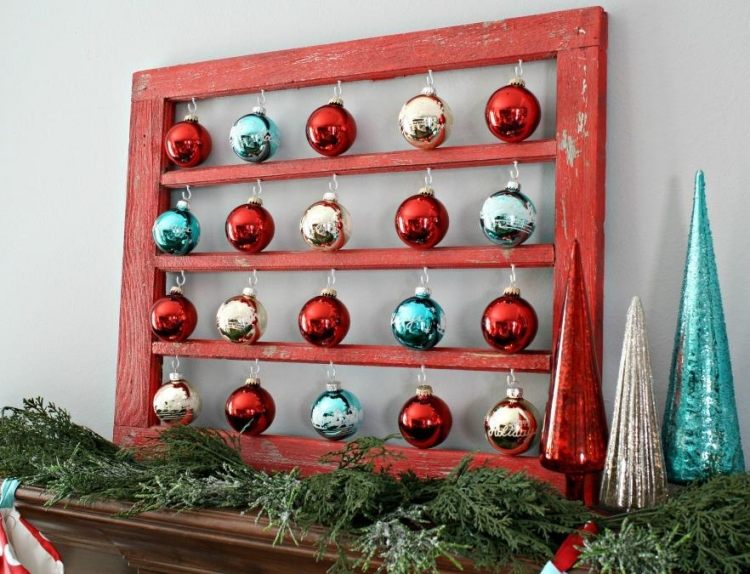 decoração-janela-velha-natal-bolas-reluzente-vermelha-azul-prata-linda