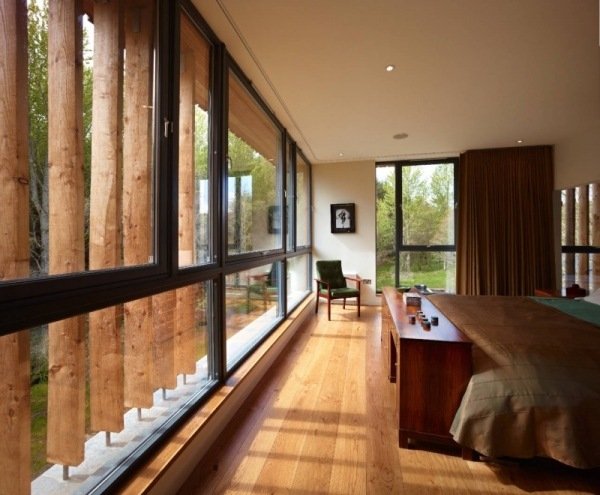 casa por design rural na escócia quarto piso de madeira janelas corrediças