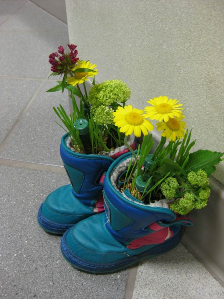 plante sapatos velhos botas de inverno crianças verão flores amarelas