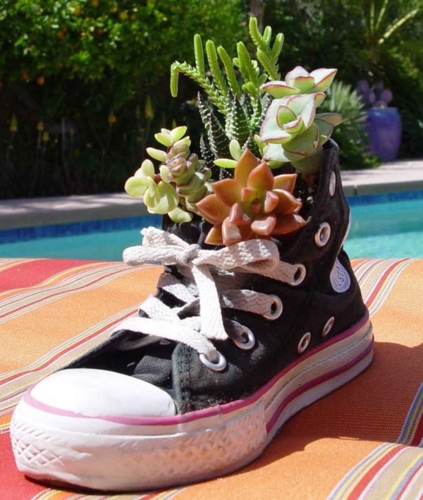 A decoração do plantador de sapatos da idade do jardim - faça você mesmo uma ideia moderna