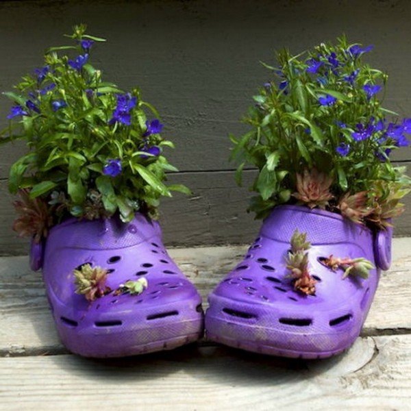 Sapato Crocs - plantadores roxos - chamativo no terraço com jardim na varanda