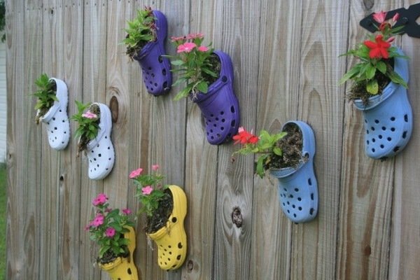 Ideias de decoração de jardim vertical - com sapatos velhos de Crocs - tornam o colorido